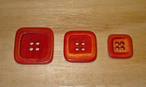7/8" Cherry Red Corozo (Tagua Nut) Square Rim Button